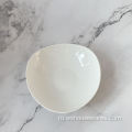 Белая керамическая посуда С бутылкой соли